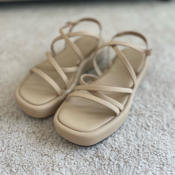 The sandals was using one time. The condition is absolutely good. Size 9 - Picture 3 of 6
